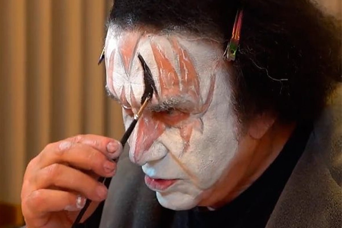 Gene Simmons de Kiss se maquilla antes de un show.