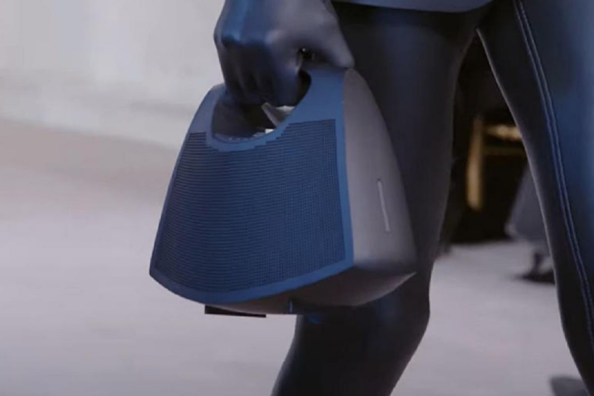 Balenciaga lanza un bolso con altavoz integrado.