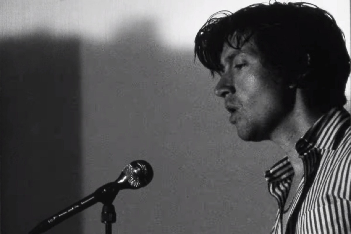 Alex Turner en el videoclip de "There'd Better Be a Mirrorball".