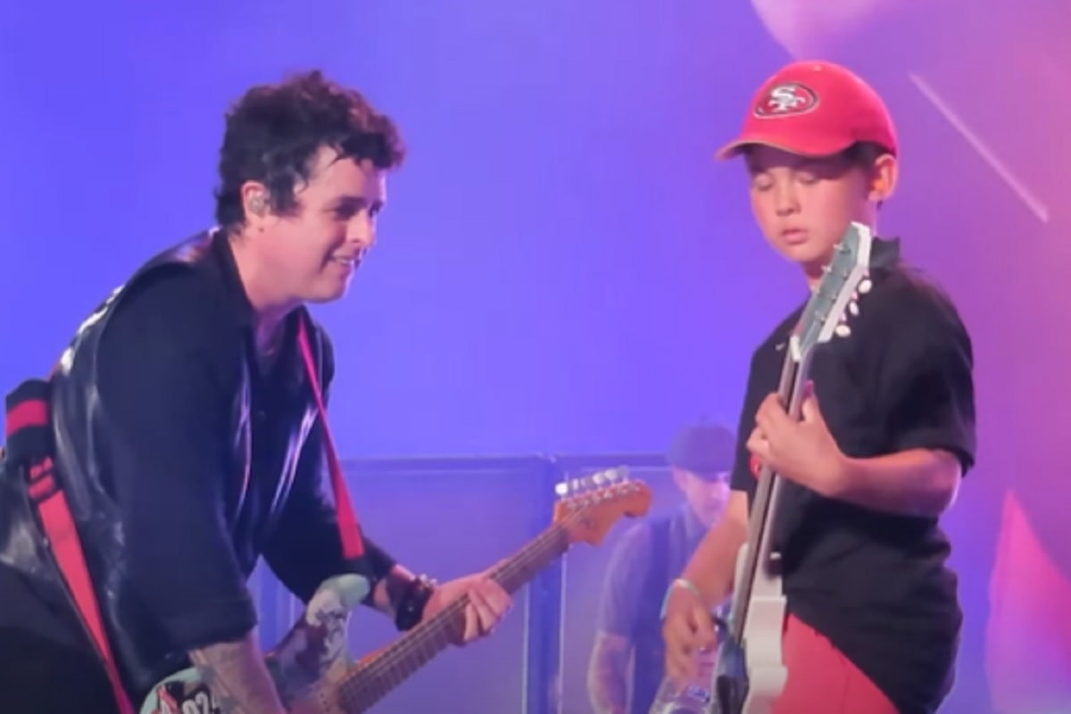 Green Day invita a un niño al escenario.