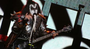 Gene Simmons se descompuso y debió tocar sentado en pleno show de Kiss