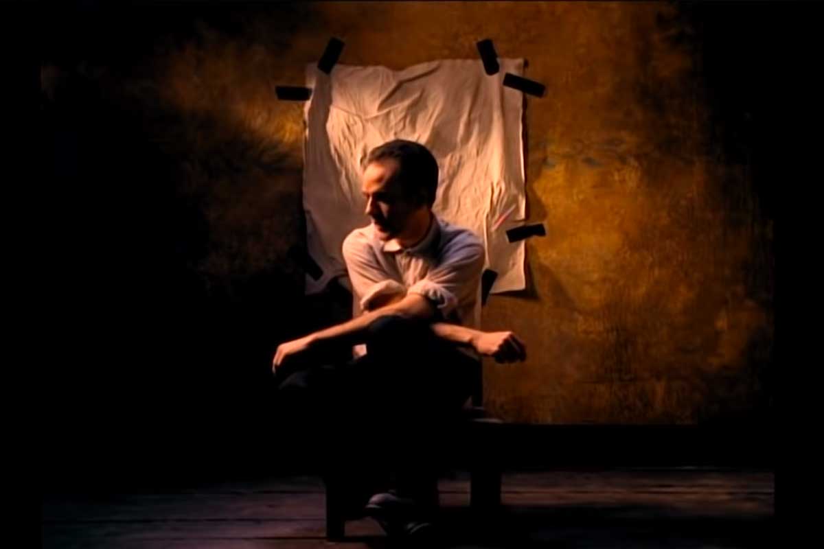 Fotograma del video de"Losing My Religion" de R.E.M.