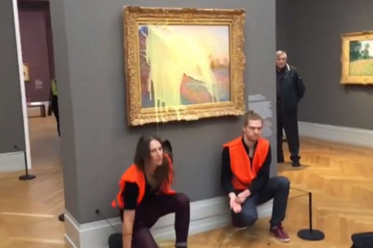 Activistas vandalizan un cuadro de Claude Monet.