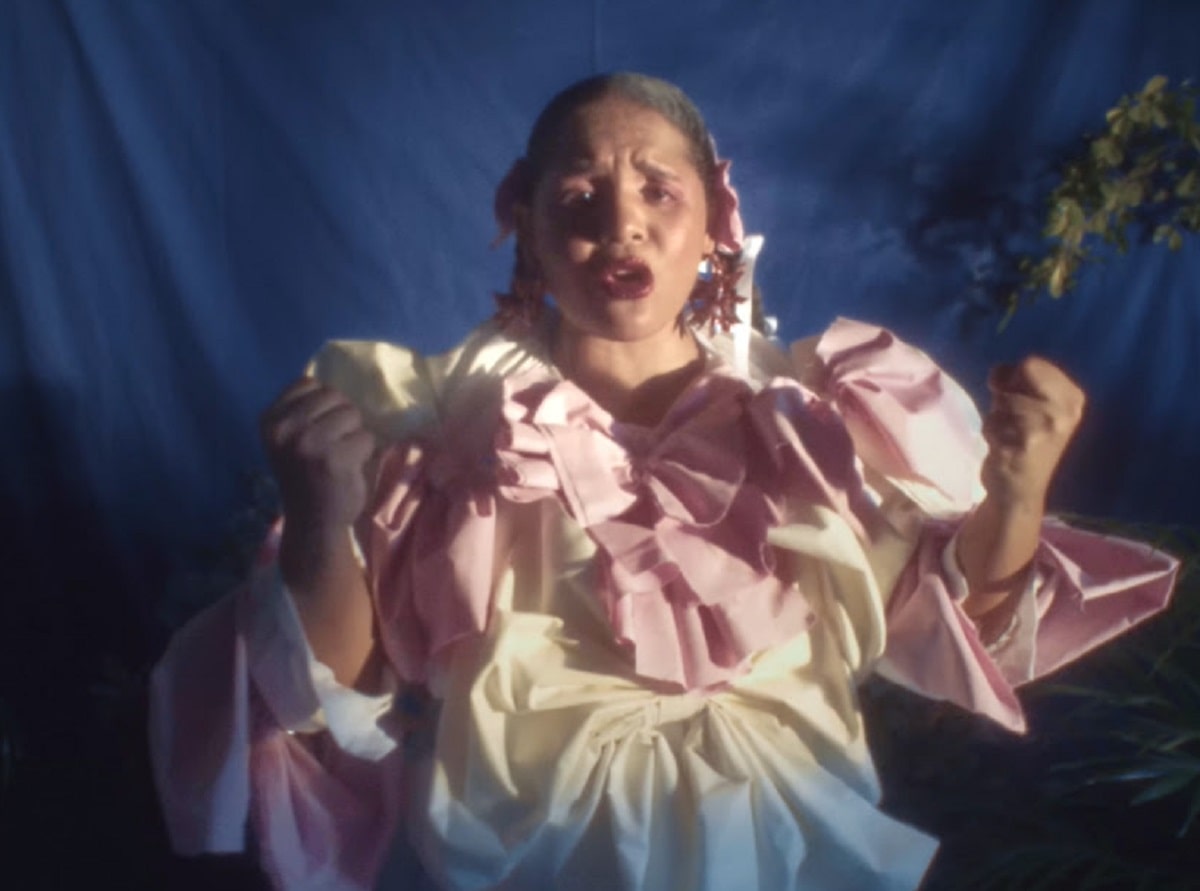 Lido Pimienta en el video "Amor en silencio"