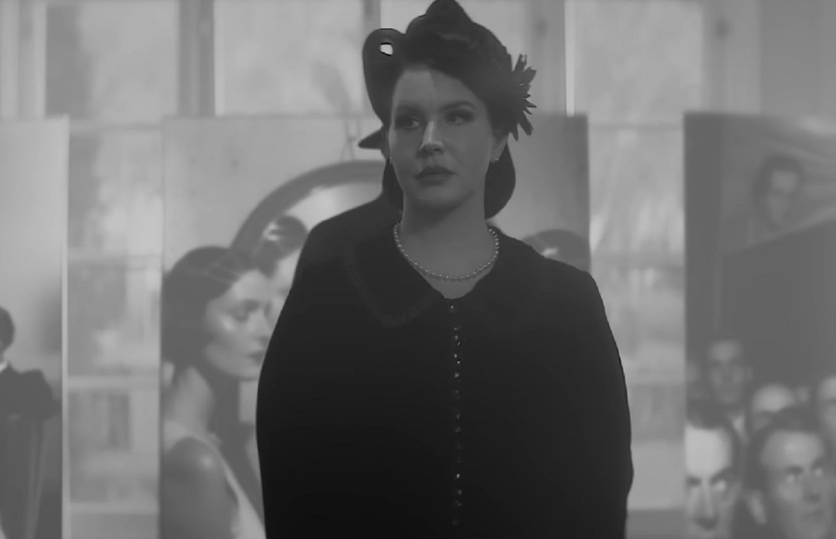 Lana Del Rey en el video de "Candy Necklace"