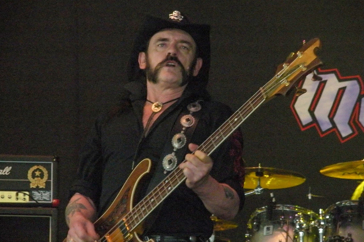Los miembros de Motörhead colocan las cenizas de Lemmy Kilmister en un bar alemán