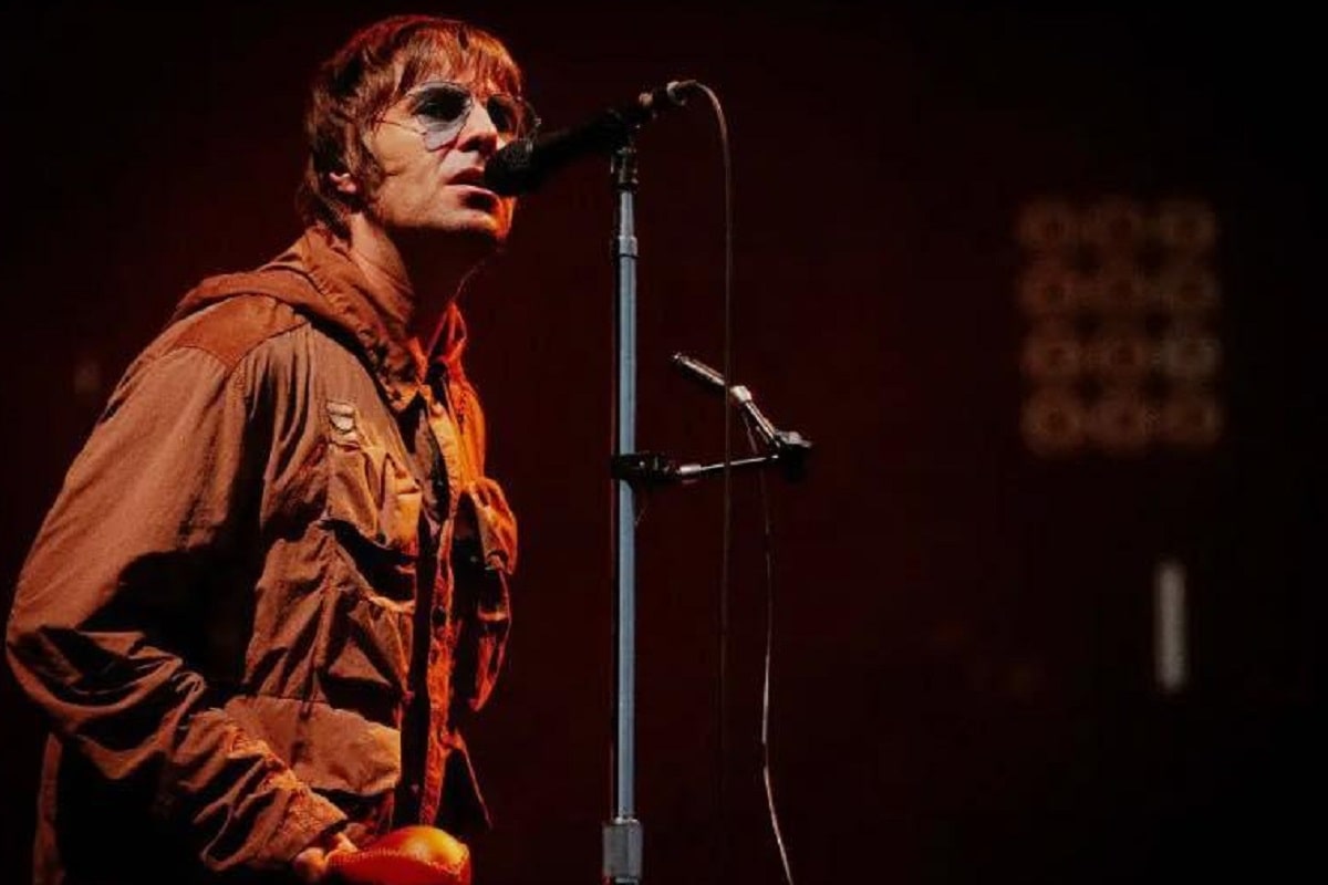 Liam Gallagher versiona a Jimi Hendrix y toca con Bonehead durante un show en Londres