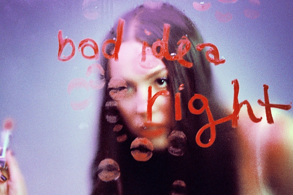 Olivia Rodrigo le hace un guiño al pop punk en "Bad Idea Right?"