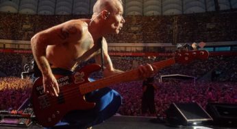 Este es"el mejor bajista del planeta" según Flea