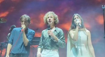 Beck, Phoenix y Weyes Blood cantan"Lost Cause" en vivo