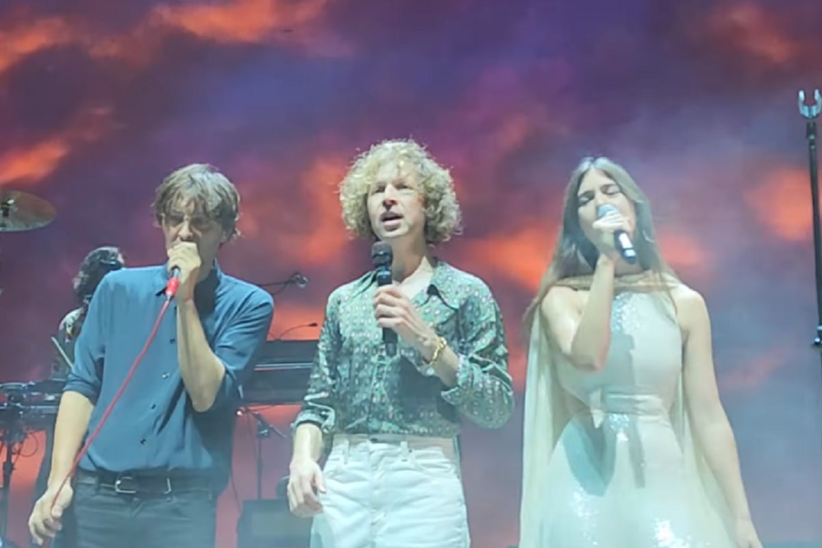 Beck, Phoenix y Weyes Blood cantan "Lost Cause" en vivo
