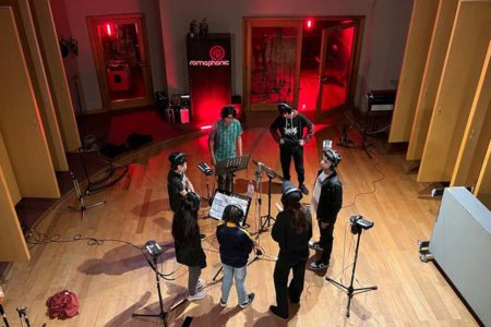 Los artistas LvRod y Cruz, participantes del proyecto "Disco solidario", grabando junto a niños de la Casa de Apoyo Engranajes