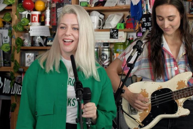 Alvvays haciendo su Tiny Desk Concert