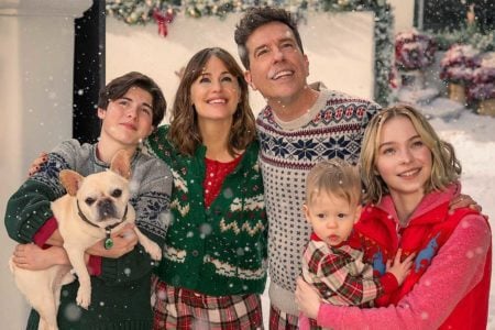 los actores Brady Noon, Jennifer Garner, Ed Helms, Emma Myers en la película Familia revuelta