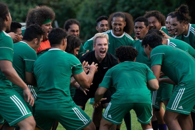 Michael Fassbender en Gol gana, película de Taika Waititi inspirada en una historia real