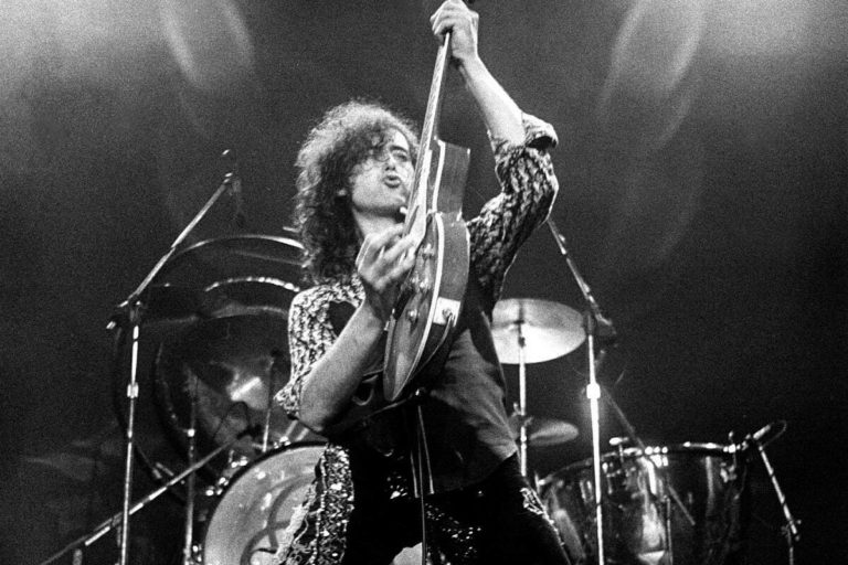 Jimmy Page tocando la guitarra