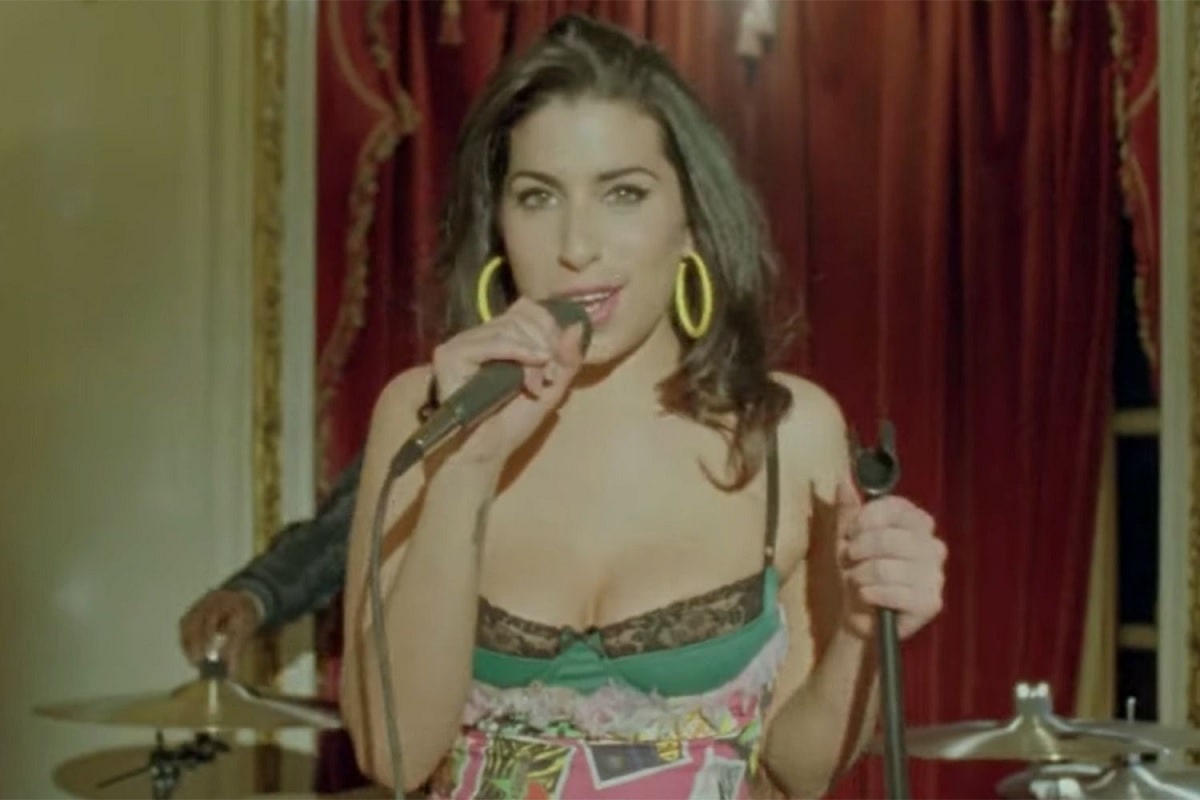 Amy Winehouse canta en el video de "In My Bed"