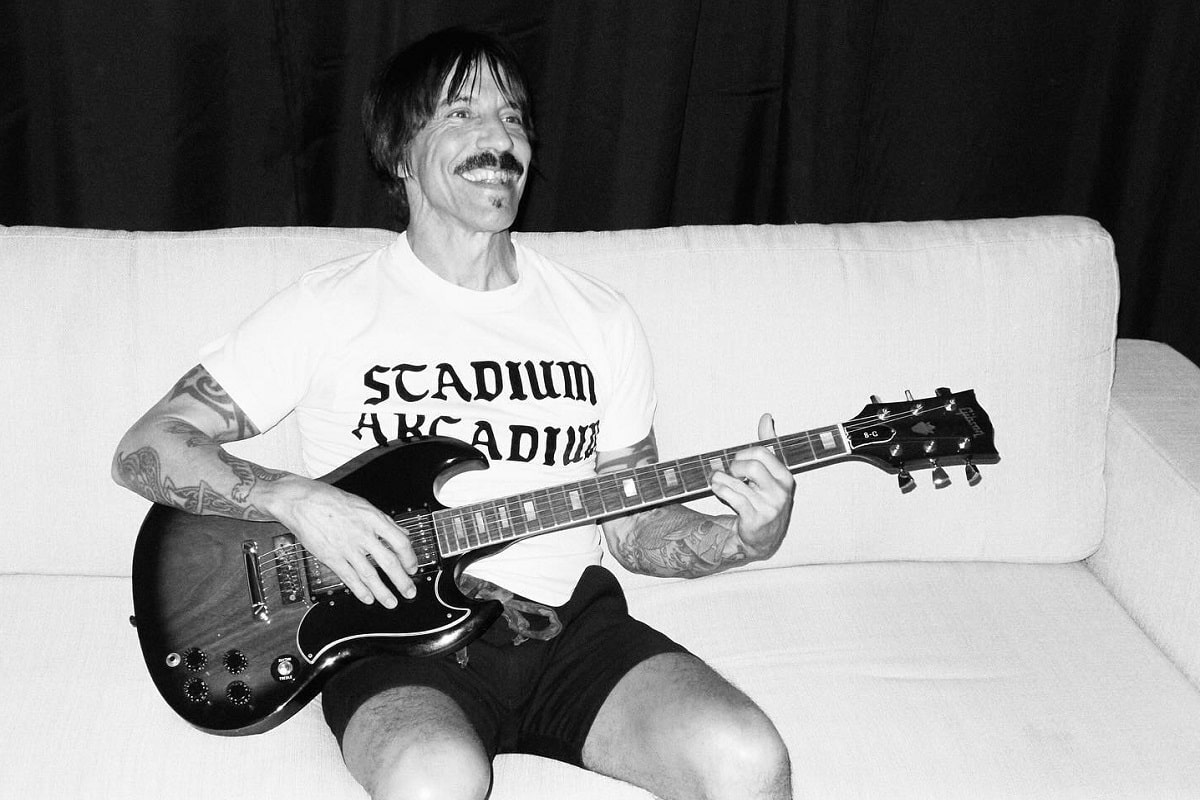 Anthony Kiedis con una guitarra en la mano