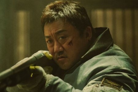 Ma Dong-seok con un arma en la mano