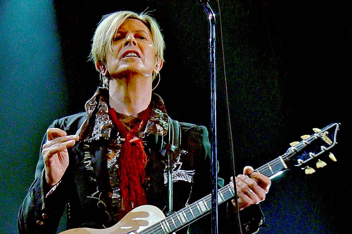 David Bowie tocando la guitarra