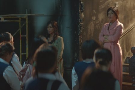 Dos mujeres al frente de una clase de niñas en una escena de De las cenizas