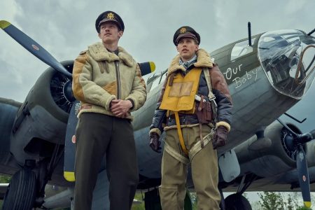 5 series nuevas basadas en historias reales para ver en plataformas Callum Turner y Austin Butler parados delante de un avión