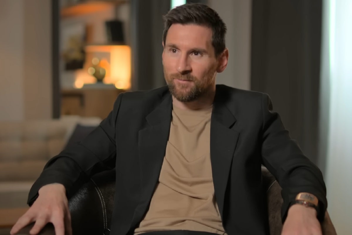Lionel Messi sentado da una entrevista