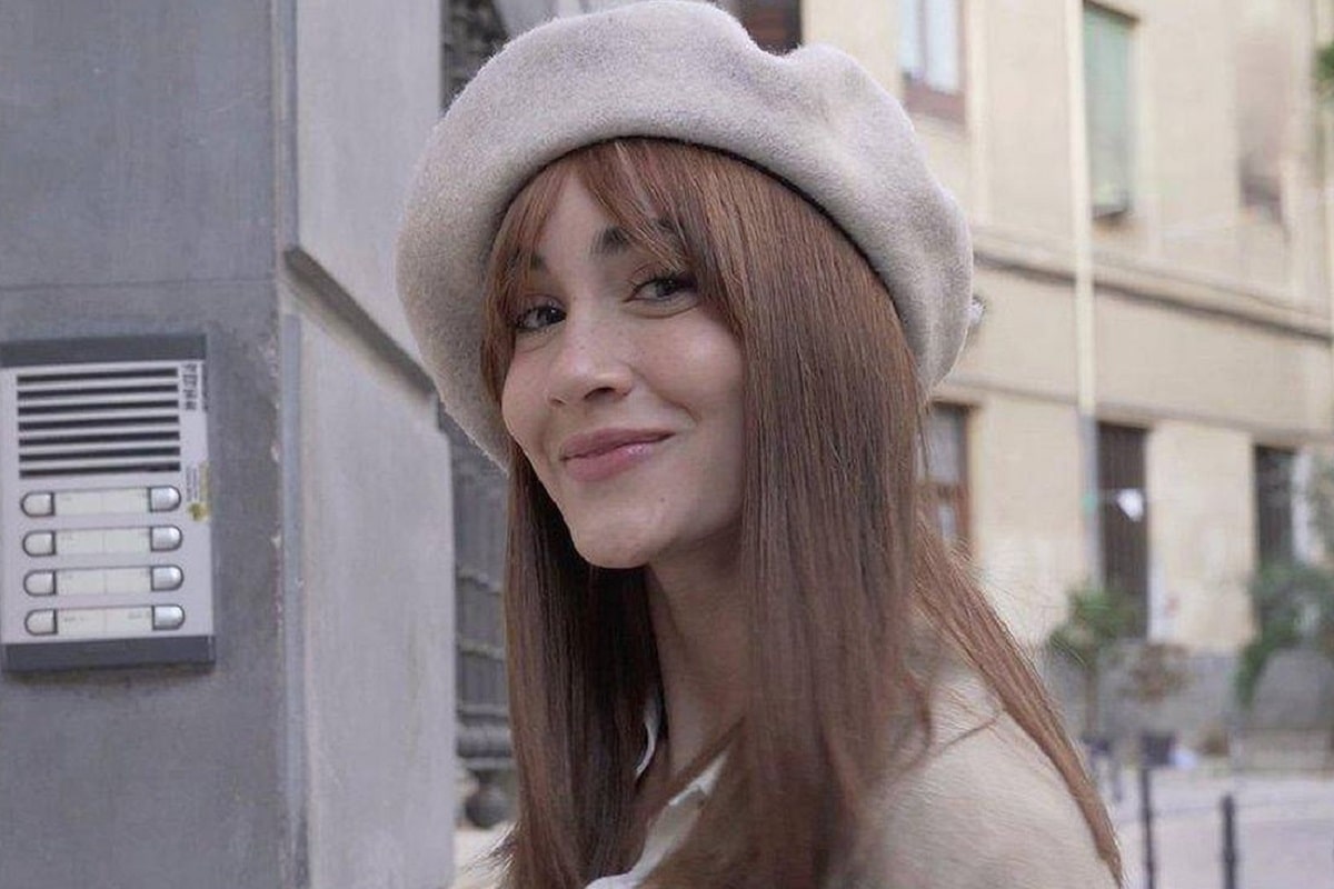 Aitana con un gorro mirando a cámara