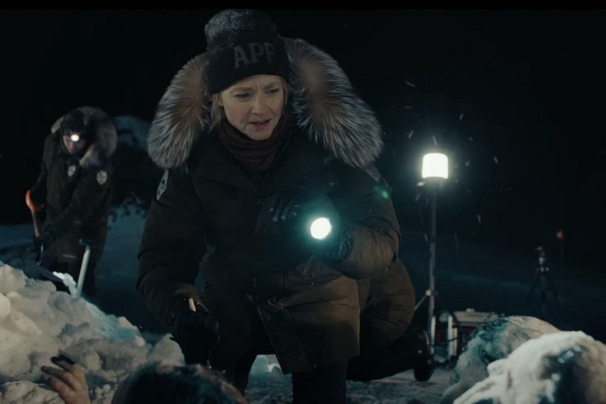 Jodie Foster, con una linterna, encuentra cuerpos en medio de la nieve
