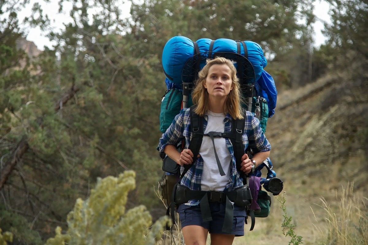 Reese Whiterspoon caminando en el bosque con una mochila de mochilero