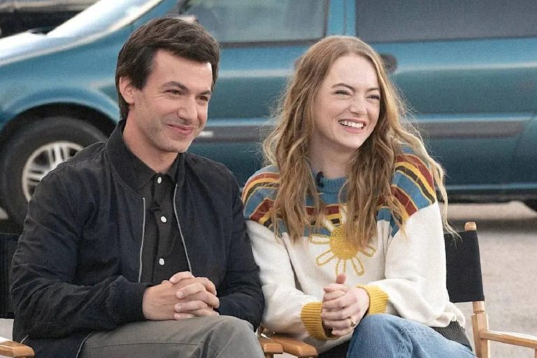Nathan Fielder y Emma Stone sentados y sonriendo