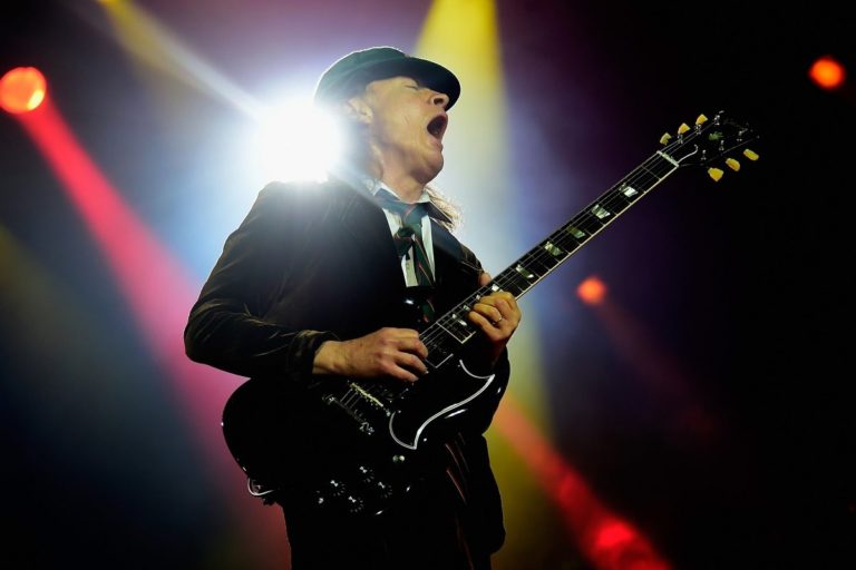 Angus Young tocando la guitarra