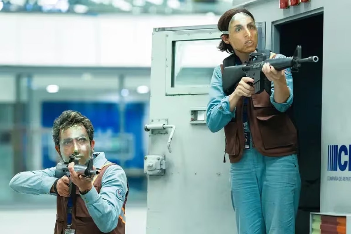 Dos personas enmascaradas y apuntando con un arma en una escena de la serie Baby Bandito