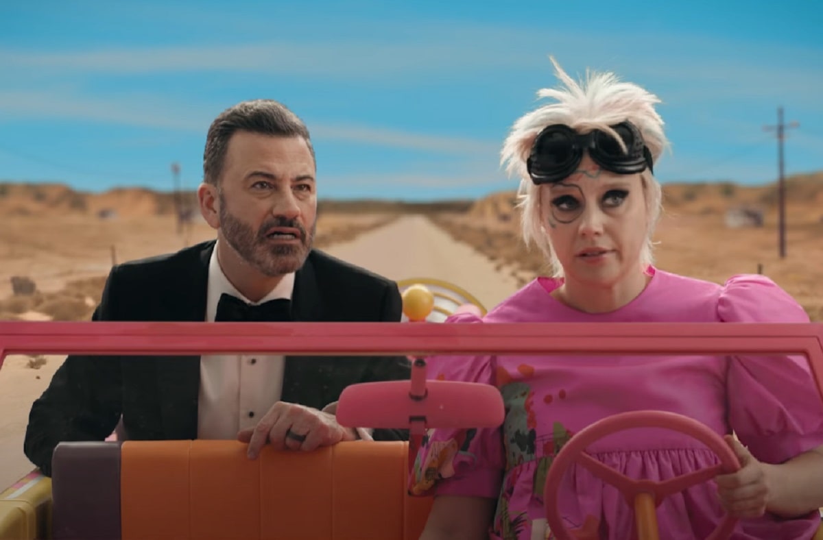 Jimmy Kimmel y Kate McKinnon en un auto rosa recrean una escena de Barbie