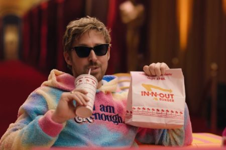 Ryan Gosling con un vaso de gaseosa y una bolsa de in-n-out