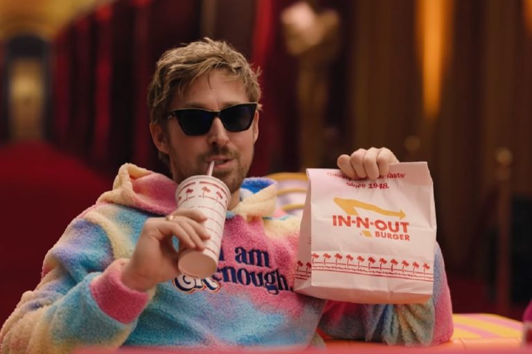 Ryan Gosling con un vaso de gaseosa y una bolsa de in-n-out