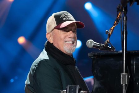 Billy Joel sentado al piano.