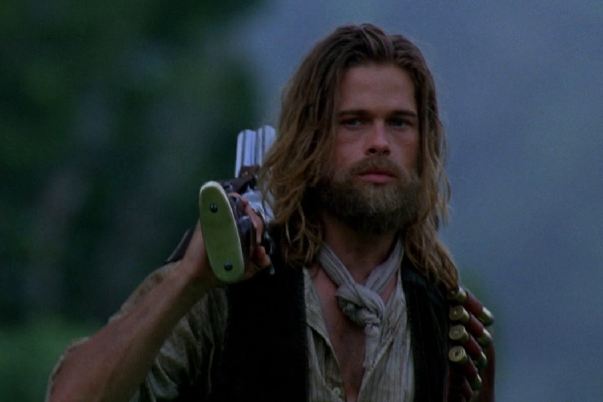 Brad Pitt con barba carga un rifle