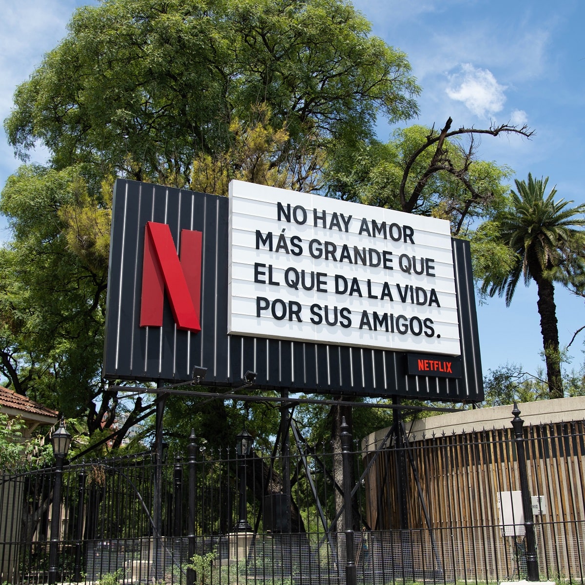 cartel de Netflix en Buenos Aires