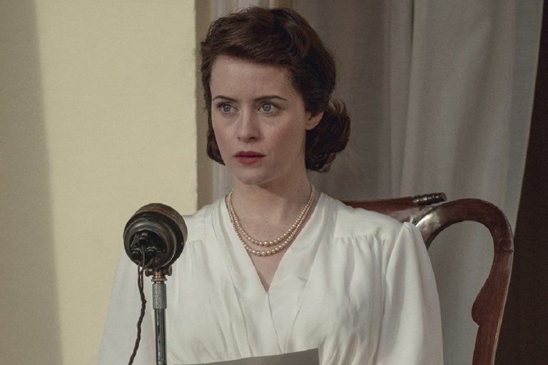 Claire Foy sentada con un micrófono en frente en The Crown