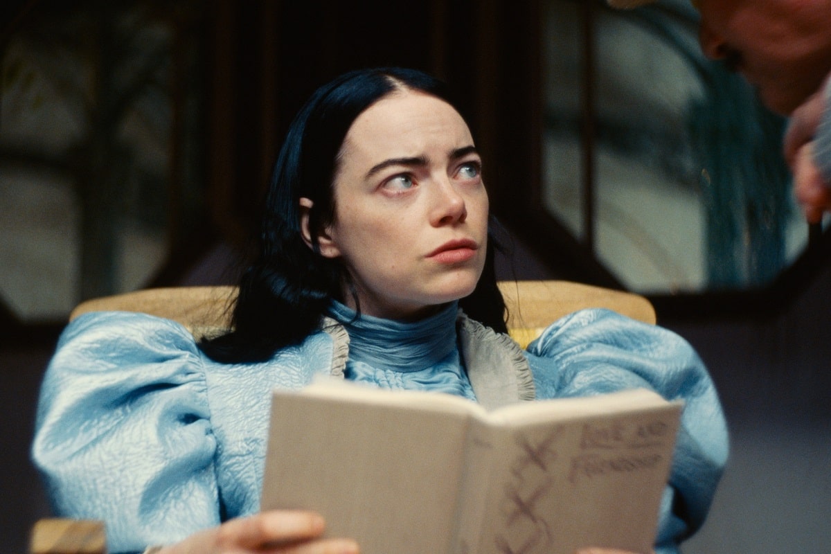 Emma Stone lee un libro en Pobres criaturas