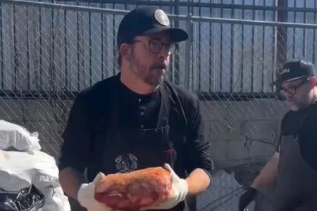 Dave Grohl con carne en la mano