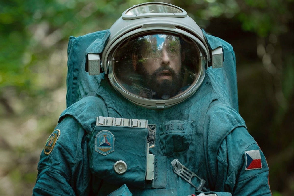 Adam Sandler vestido de astronauta