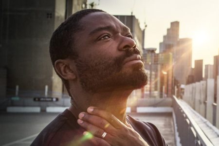 David Oyelowo mirando hacia arriba