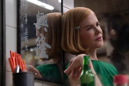 Expatriadas: Cómo es la miniserie que llegó a Prime Video y es tendencia Nicole Kidman apoyada contra un vidrio
