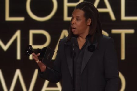 Jay-Z con un Grammy en la mano