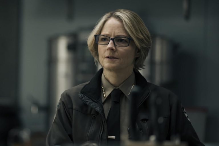Jodie Foster con anteojos y ropa de policía
