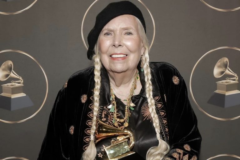 Joni Mitchell con un Grammy en la mano