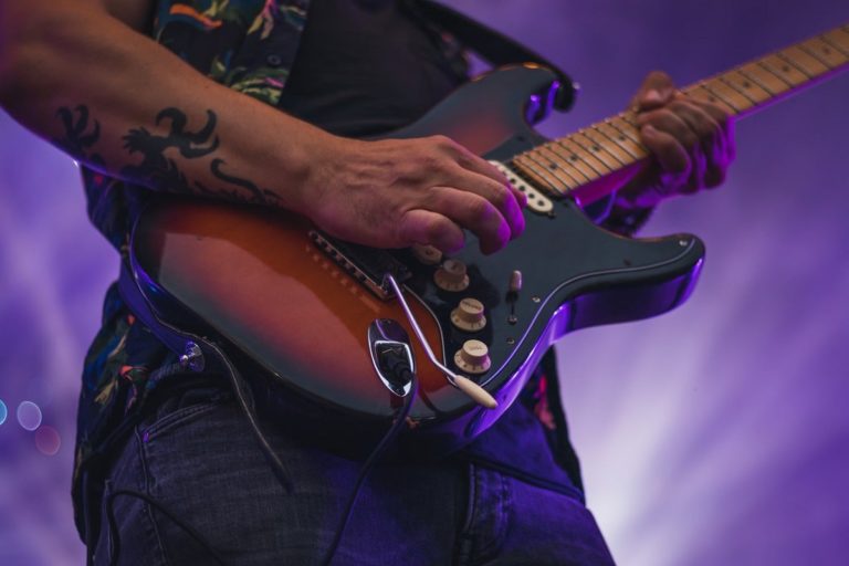 hombre tocando guitara eléctrica