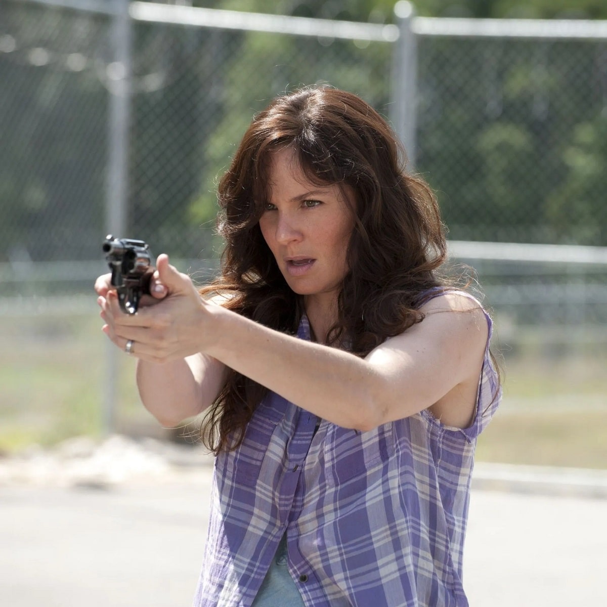 Lori Grimes, personaje de The Walking Dead, con un arma en la mano